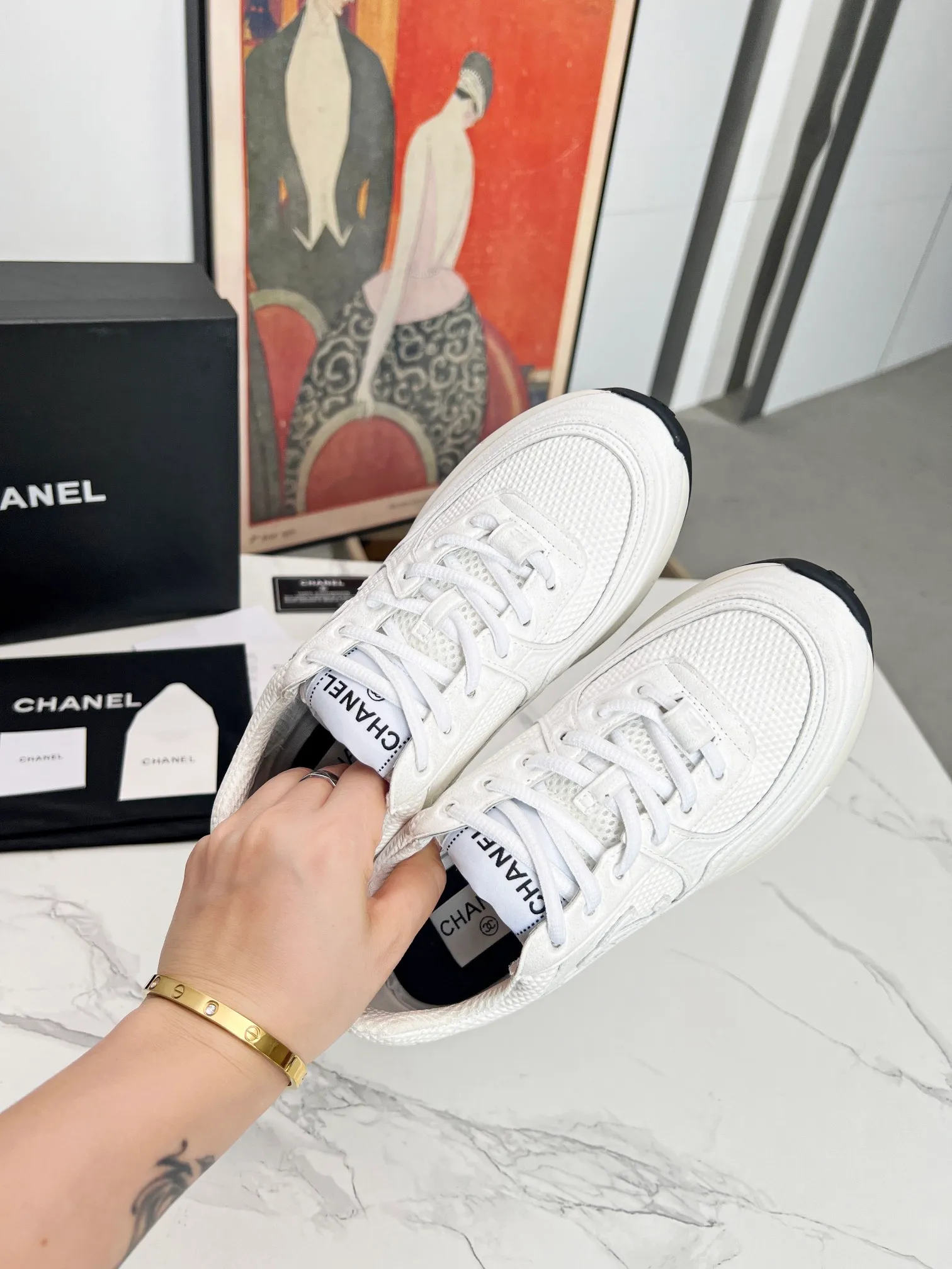 👟👟Ex-factory price 640👟👟 chanel Chanel 2024 early spring vacation series latest casual sports shoes silver white, gold white, silver gray, black and red! Incomparably beautiful and easy to wear, very light, the lining is also super soft, super comfortable, the upper is breathable, the color is high-end and durable, versatile. Upper: cowhide and cloth stitching. Inner: breathable mesh. Original foam combination outsole. Size: 35-40.